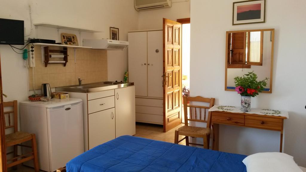 Yvonni Studios Skála Habitación foto